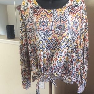 Casual Blouse w/slits in the sleeves ☀️